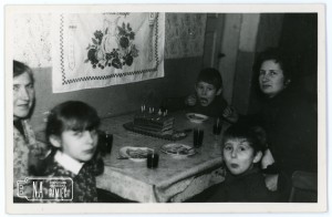 Lata 60. Urodziny Adnrzeja Bryś, od lewej: Helena Bryś, Małgorzata Hubisz, Waldemar Bryś, Krystyna Bryś, Andrzej Bryś